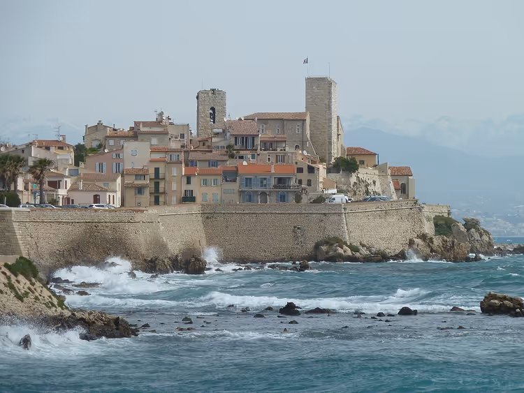 Oud Antibes met vestingwallen en torens aan zee