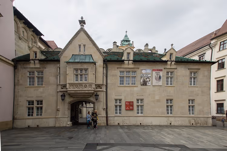 Fasaden til det gamle rådhuset i Bratislava med bue og tårn