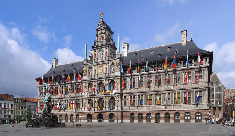 Антверпенська ратуша з прапорами на Grote Markt