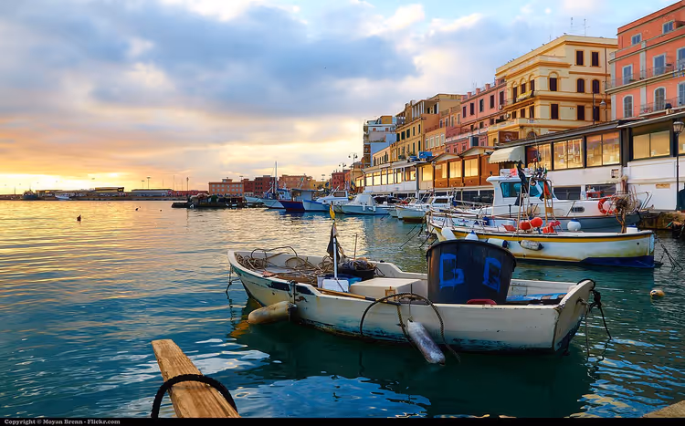 Bateaux dans le port d'Anzio au coucher du soleil