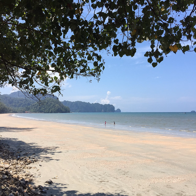 Strand von Ao Nang mit Kalksteinfelsen in der Ferne