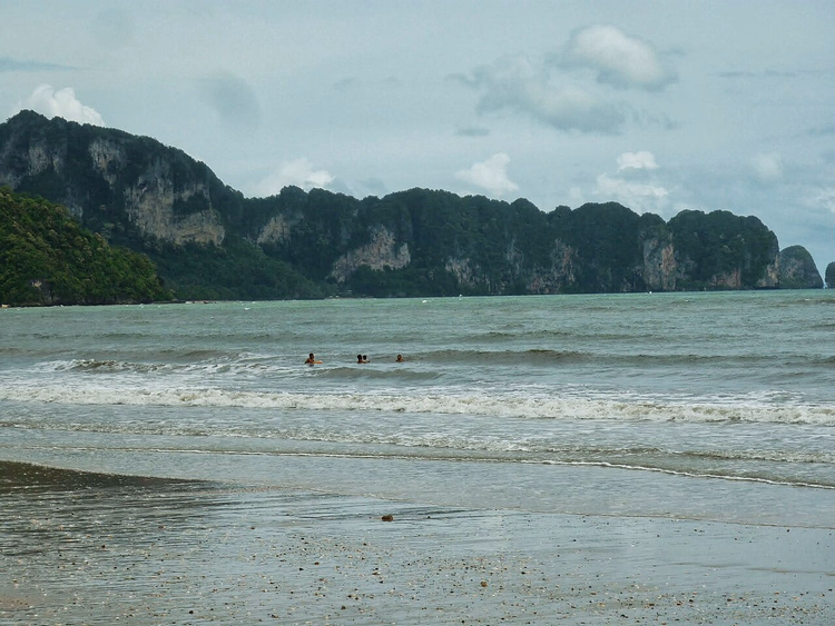 Strand von Ao Nang und Kalksteinfelsen am Meer