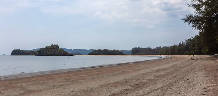 Ruhiger Sandstrand Noppharat Thara mit Inseln in der Ferne