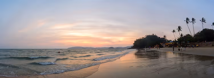 Tropischer Strand in Thailand im April