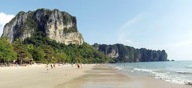 Strand von Ao Nang mit Kalksteinfelsen