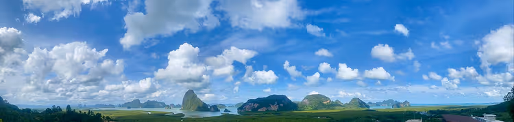 Panorama over Ao Phang Nga-bukta med kalksteinsøyer