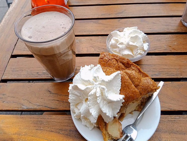Stück Apfelkuchen mit Schlagsahne
