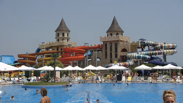 Basseng og sklier ved tårnene i Aqua Paradise vannpark