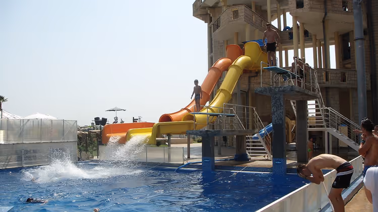 Vannsklier og basseng i hotellets aquapark