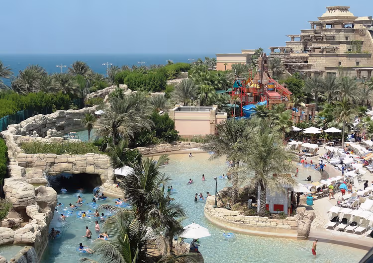 Pools und Zikkurat-Turm des Aquaventure Waterpark