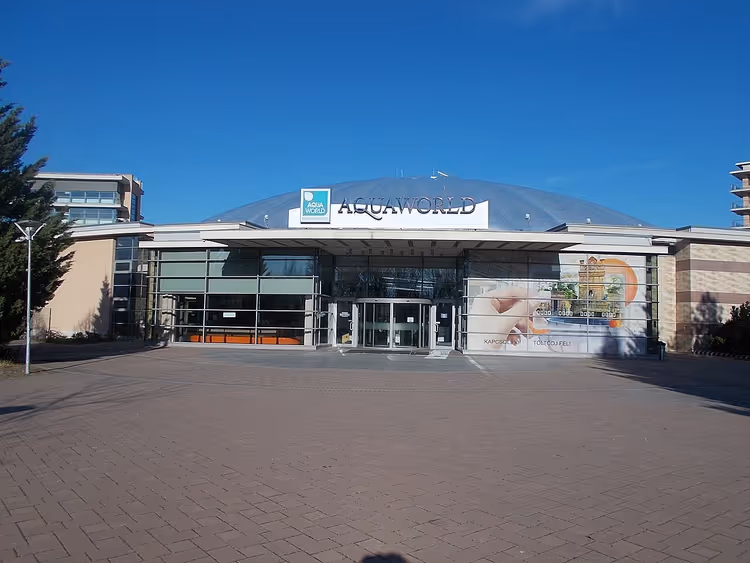 Ingang van Aquaworld waterpark onder de koepel