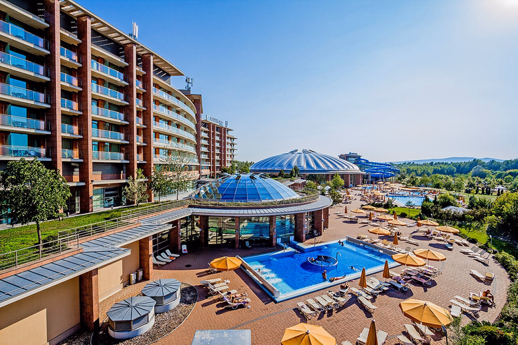 Корпус отеля Aquaworld с куполами и бассейнами