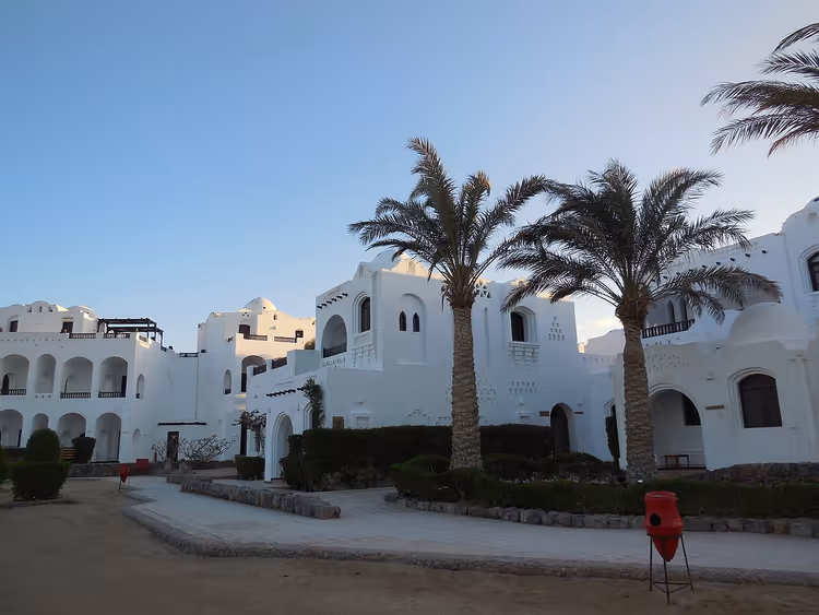 Белые купола и арки курорта Arabella Azur с пальмами