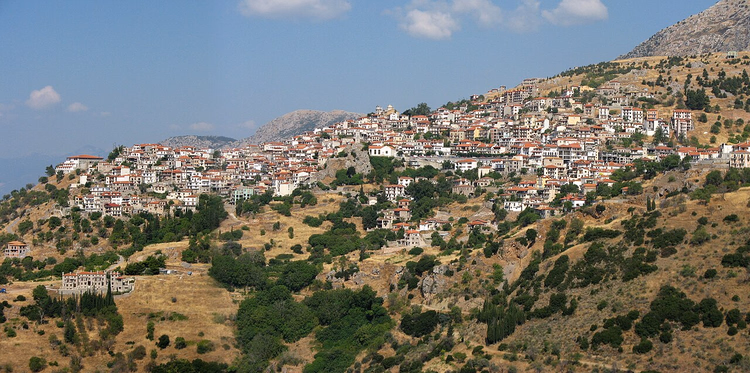 Dorf Arachova am Hang des Parnass