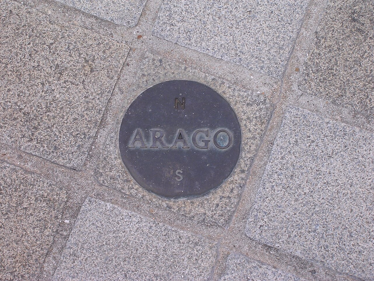 Bronzen Arago-medaillon in een Parijs trottoir