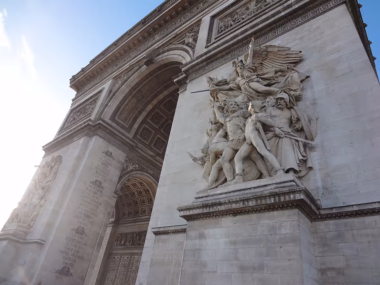 Arc de Triomphe in Parijs met het beeld van de Marseillaise
