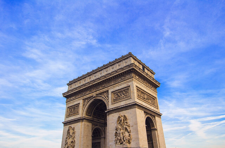 Arc de Triomphe in Paris vor dem Himmel