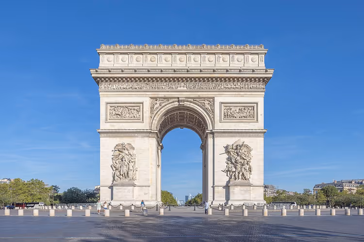 Arc de Triomphe in Paris vor blauem Himmel