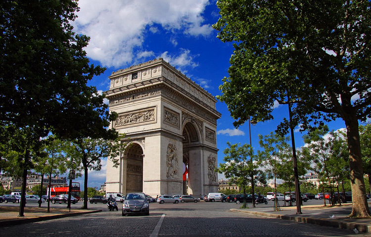 Arc de Triomphe und Place Charles de Gaulle mit Autos