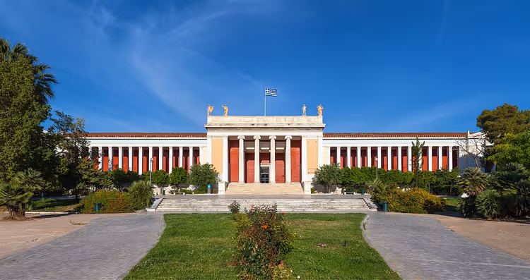 Den nyklassisistiske bygningen til Det nasjonale arkeologiske museet i Athen