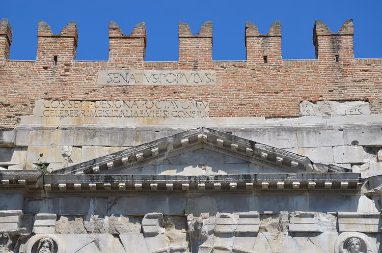 Latince yazıtlı Rimini'deki Augustus Takı