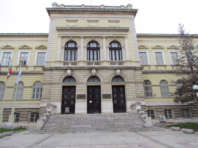 Fasaden til Varna arkeologiske museum med en storslått trapp