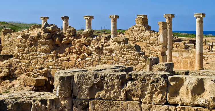 Antike Ruinen mit Säulen am Meer in Paphos