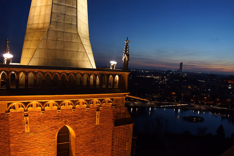 Nattutsikt fra Wrocław-katedralens tårn over Oder