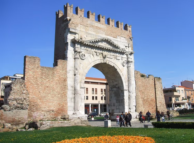 Boog van Augustus in Rimini met kantelen
