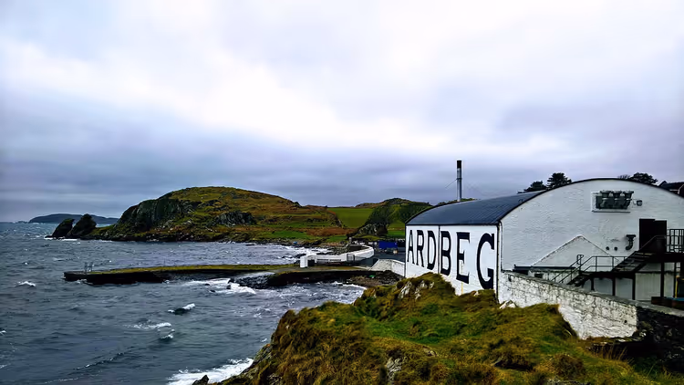 Kayalık bir deniz kıyısında Ardbeg damıtımevi