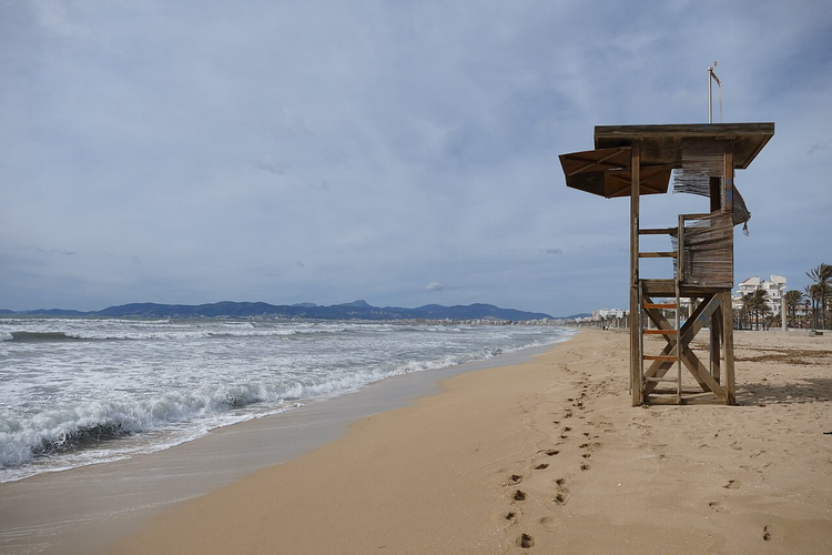 Strand El Arenal auf Mallorca mit Rettungsturm