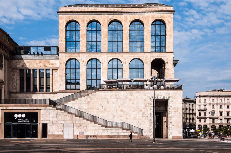 Fasaden til Museo del Novecento med buer og en trapp