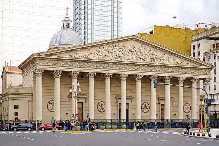 Sütunlu cephesiyle Buenos Aires Metropolitan Katedrali