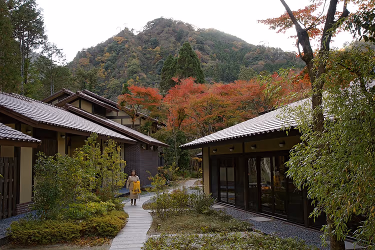 Traditionelles Ryokan mit Garten und herbstlichen Bäumen
