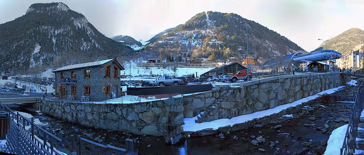 La stazione sciistica di Arinsal con funivia e montagne