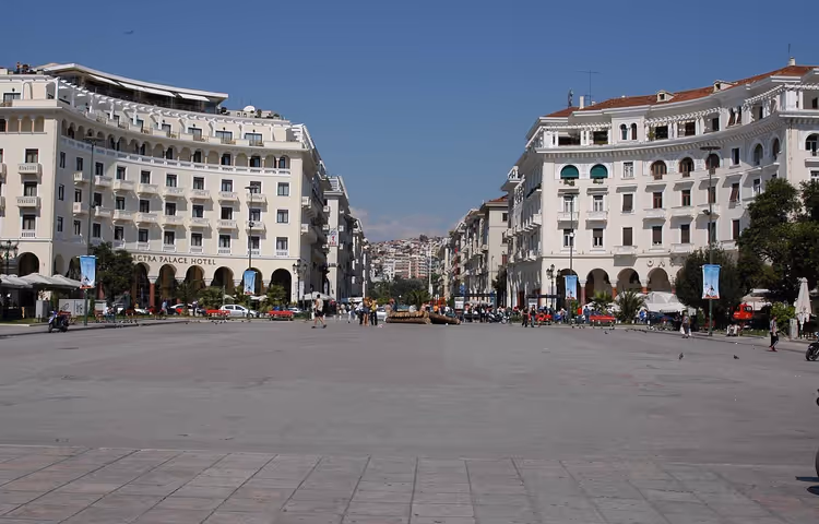 Панорама площади Аристотеля с отелем Electra Palace