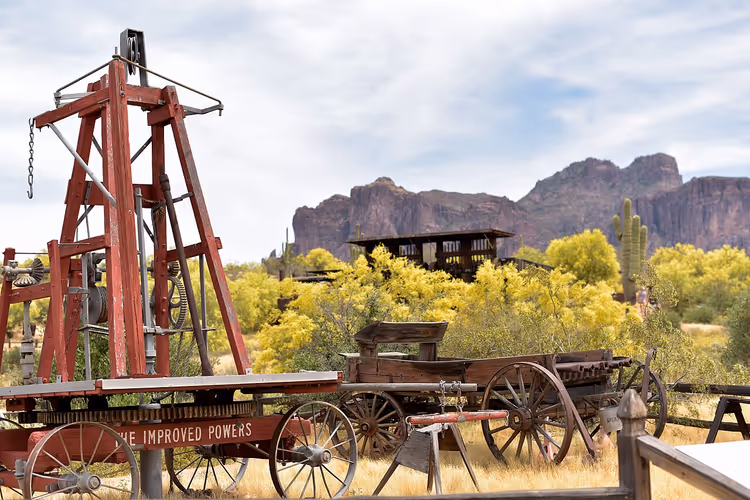 Mijnbouwmaterieel en de Superstition Mountains in Arizona
