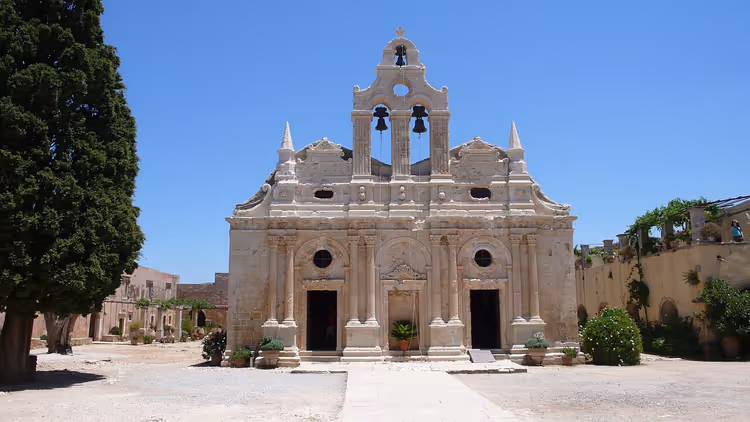 fasaden til Arkadi-klosterets kirke med klokker
