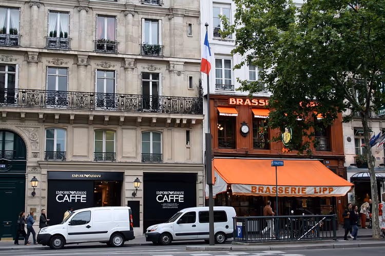 Bir Paris sokağında Brasserie Lipp'in turuncu tentesi