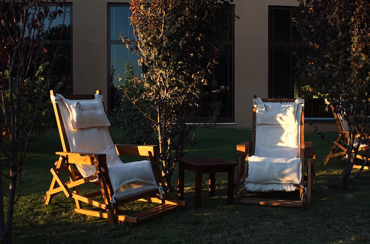 Houten stoelen met kussens in de hoteltuin