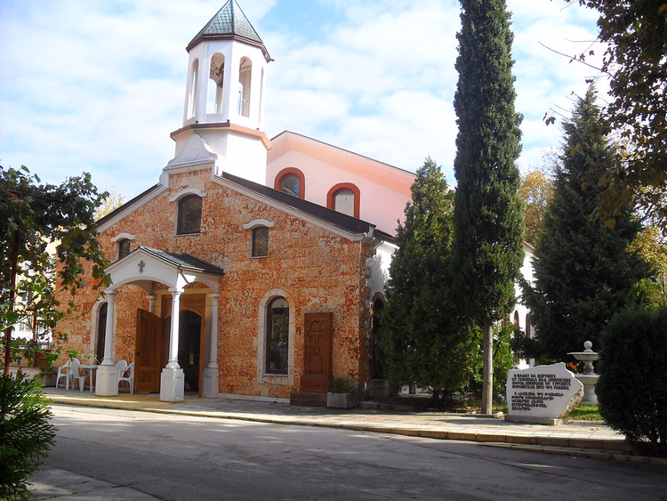 Steinarmensk kirke med hvitt klokketårn i Varna
