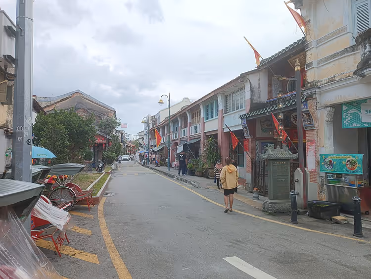 Armenian Street in George Town mit einem Streetfood-Wagen