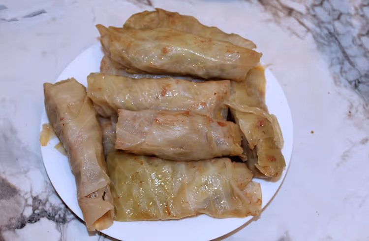 Dolma van koolblad op een wit bord