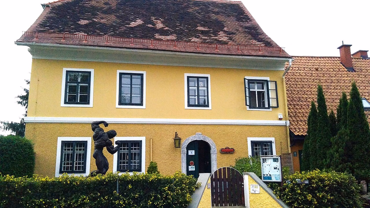 Thal'deki sarı Schwarzenegger müze evi