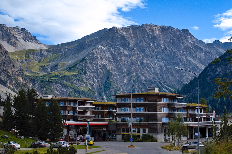 Kayalık dağlara karşı Arosa'daki binalar