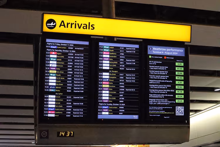 Ankunftstafel am Flughafen Heathrow, Terminal 4