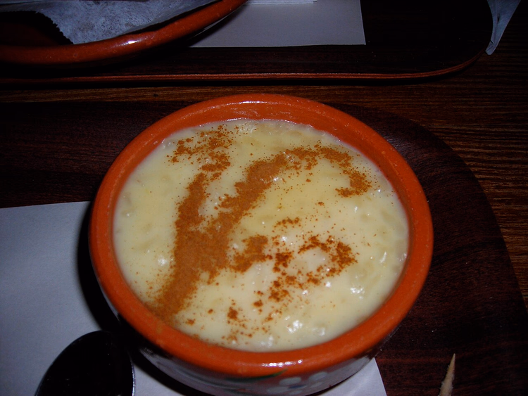 Milchreis mit Zimt in einer Tonschale