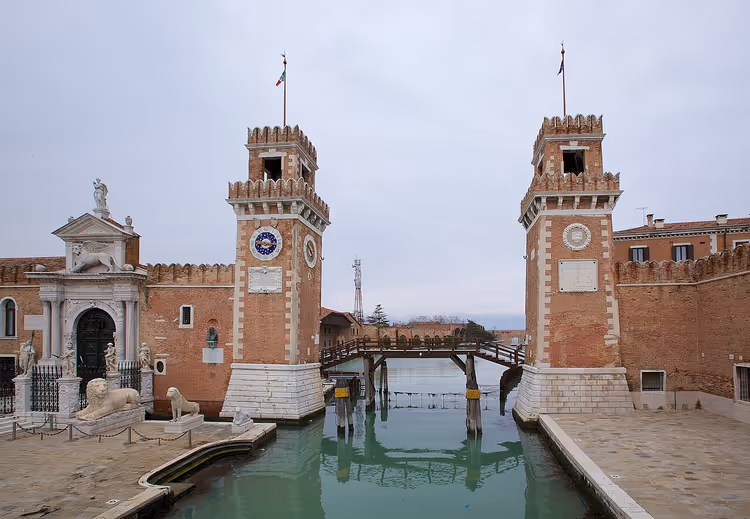 Abendliche Wassershow im Arsenal von Venedig