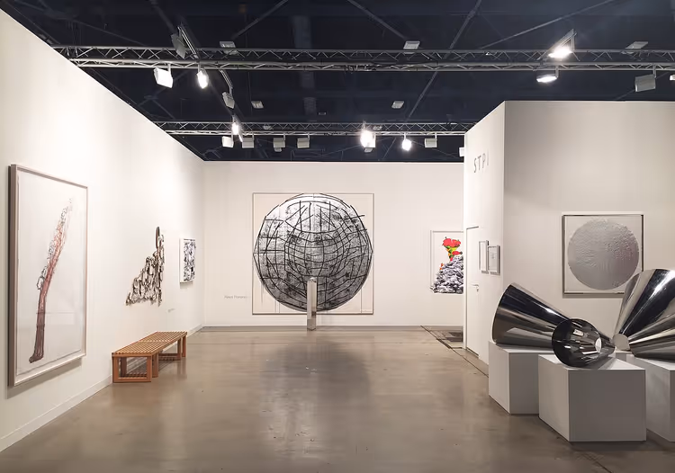 Kunstbeursstand met hedendaagse kunst en sculpturen