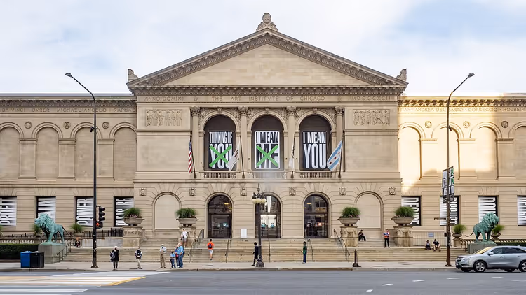 Gevel van het Art Institute of Chicago met spandoeken